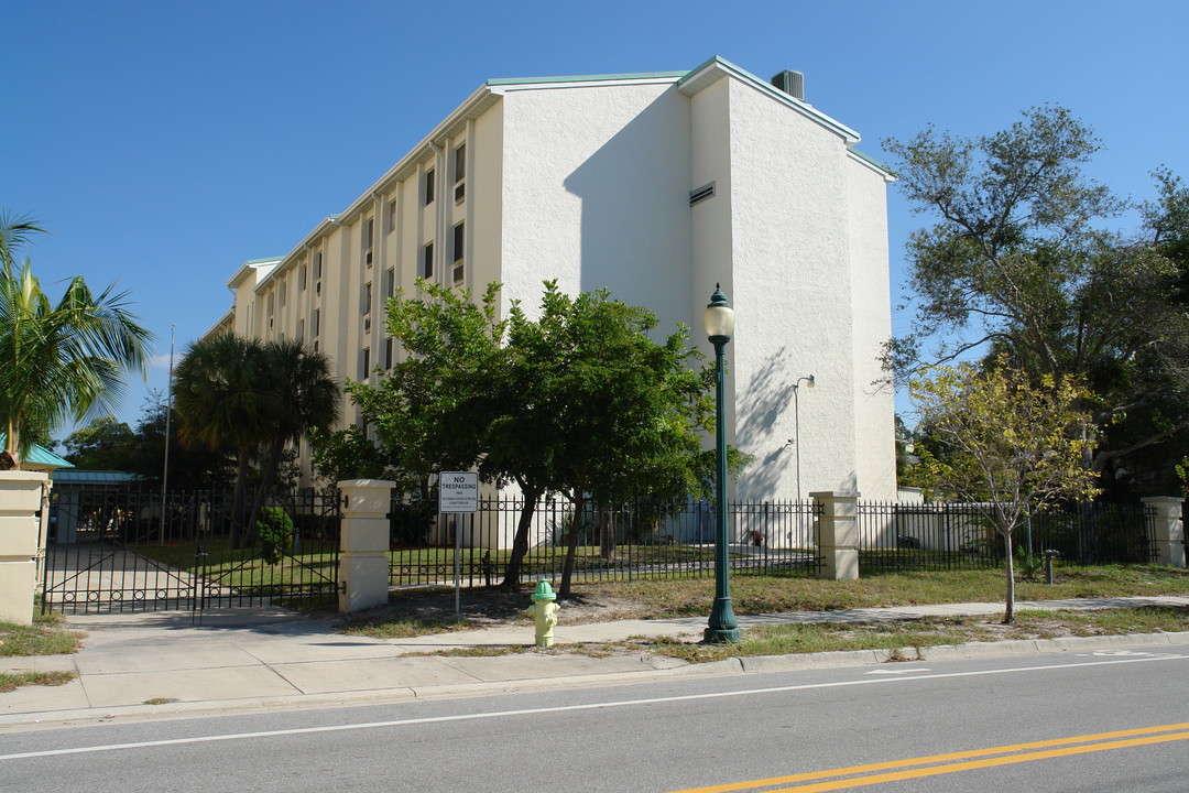 McCown Towers Apartments in Sarasota, FL - Foto de edificio