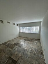 351 E Thomas Rd, Unit D104 in Phoenix, AZ - Building Photo - Building Photo