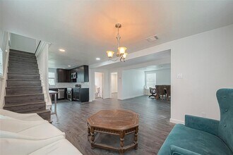 2100 W Main St in Baytown, TX - Building Photo - Building Photo