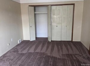 16481 E 10 Mile Rd, Unit 10 in Eastpointe, MI - Foto de edificio - Building Photo