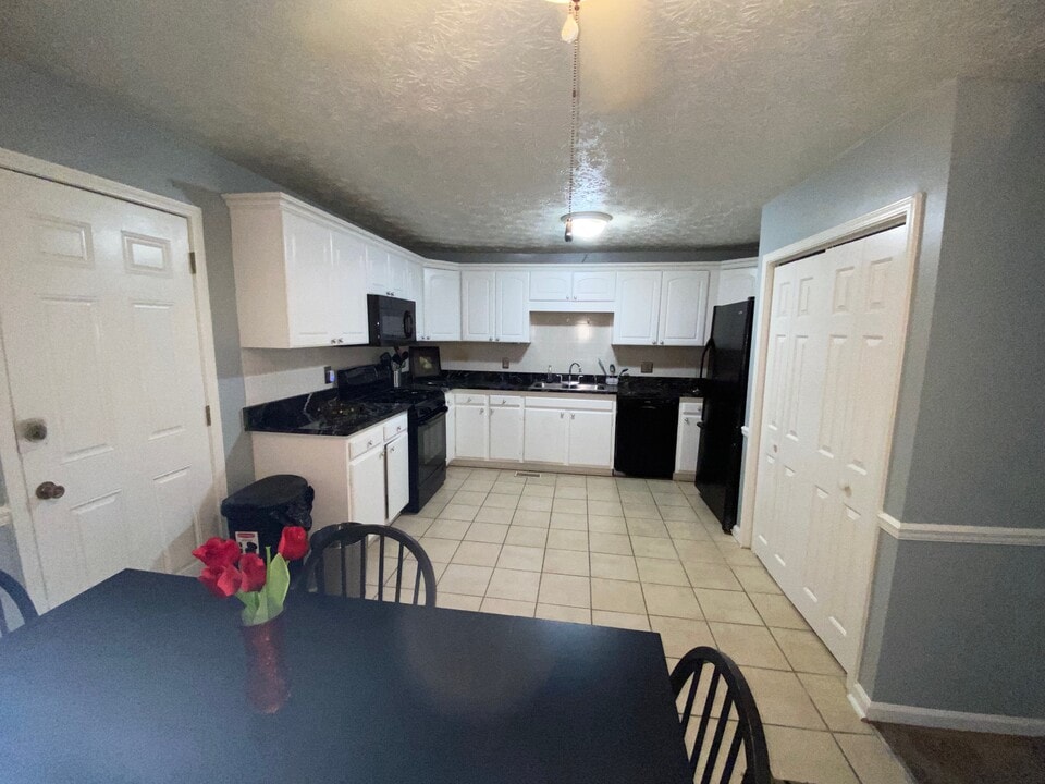 5512 Estates Court, Unit Downstairs 1 bed in Norcross, GA - Foto de edificio