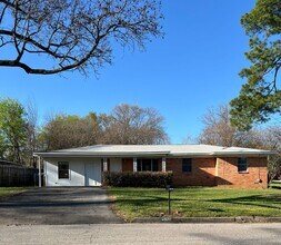 1101 Glencrest Ln in Longview, TX - Building Photo - Building Photo