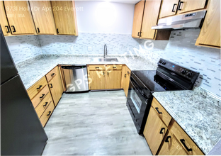 9731 Holly Dr-Unit -204 in Everett, WA - Building Photo - Building Photo