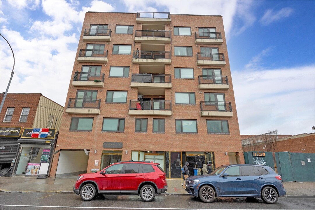 172-18 Jamaica Ave in Queens, NY - Building Photo