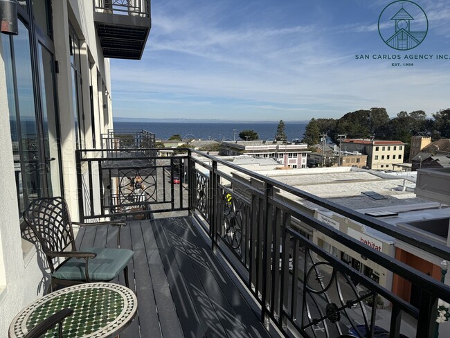 542 Lighthouse Ave in Pacific Grove, CA - Building Photo - Building Photo