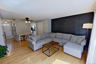 4 Cheltenham Ct in Suffield, CT - Building Photo - Building Photo