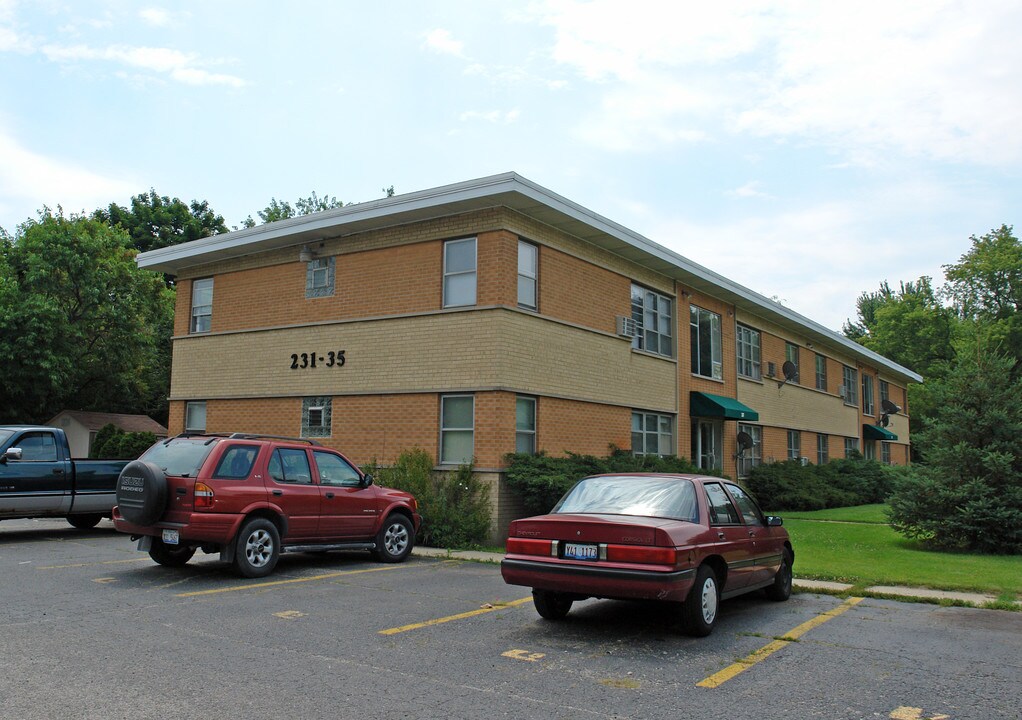 231-235 W Terra Cotta Ave in Crystal Lake, IL - Foto de edificio