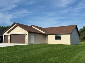 1560 Gray Fox Dr NE in Owatonna, MN - Building Photo
