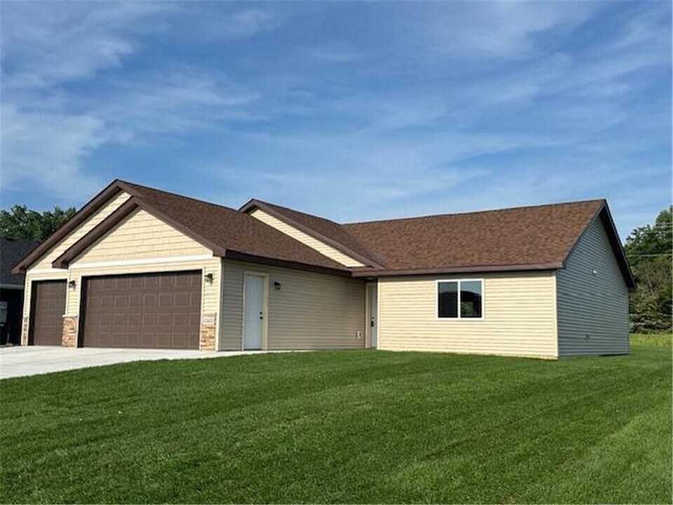 1560 Gray Fox Dr NE in Owatonna, MN - Building Photo