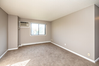 902 North Dodge Street Apartments in Iowa City, IA - Building Photo - Interior Photo