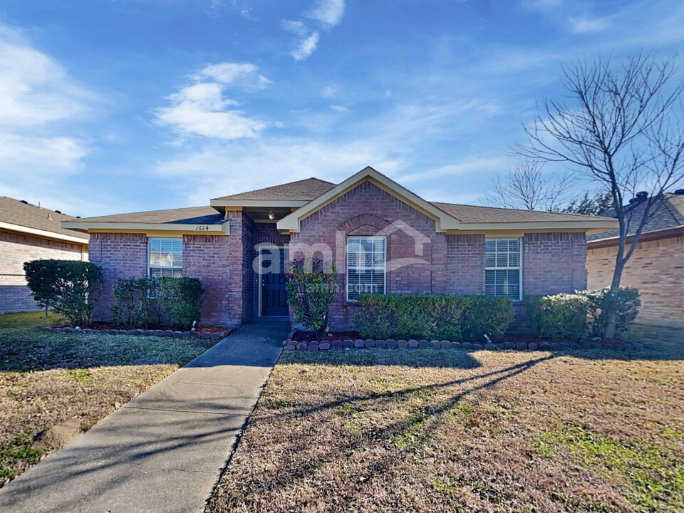 1624 Cedar Bluff Ln in Dallas, TX - Building Photo