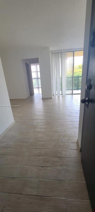 11800 SW 18th St in Miami, FL - Building Photo