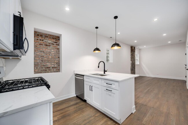 2455 W Armitage Ave in Chicago, IL - Building Photo - Building Photo