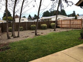 713 SW Kinsington Ct in Grants Pass, OR - Building Photo