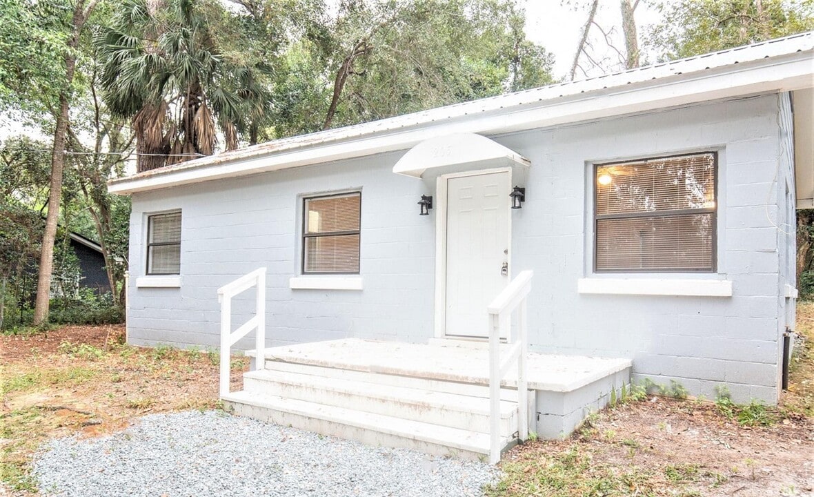 205 Columbia Dr in Tallahassee, FL - Building Photo