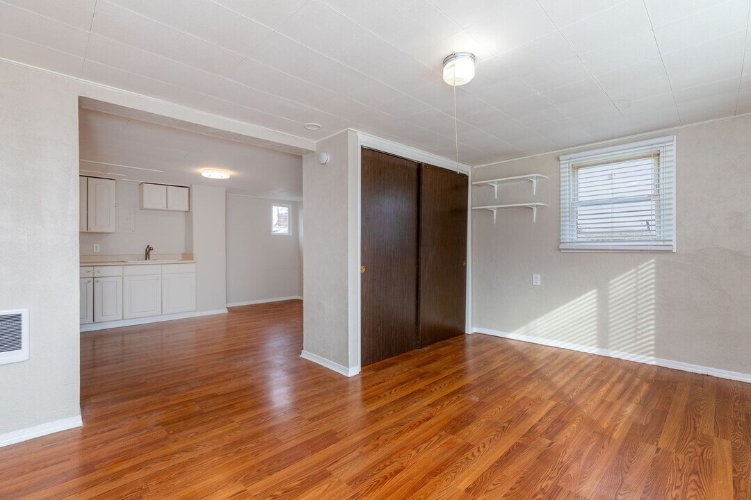 9041-9049-9049 NE Sandy Blvd in Portland, OR - Building Photo