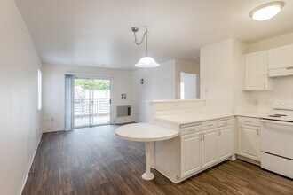 Summercrest Villas in San Jose, CA - Building Photo - Interior Photo