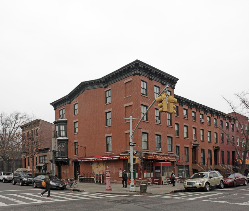 211 De Kalb Ave in Brooklyn, NY - Building Photo