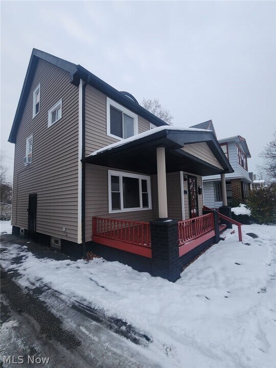 8230 Garfield Blvd in Garfield Heights, OH - Building Photo