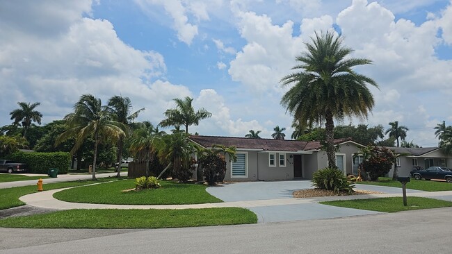 8910 SW 182nd Terrace in Palmetto Bay, FL - Building Photo - Building Photo