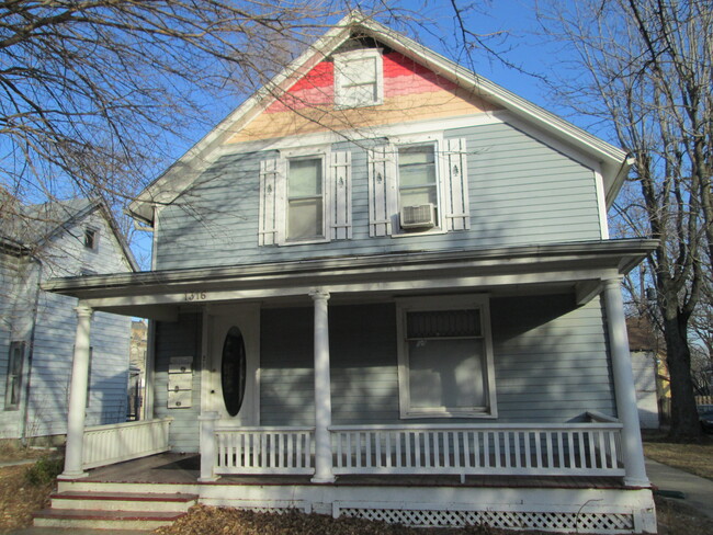 1316 Vermont St, Unit 2 in Lawrence, KS - Foto de edificio - Building Photo