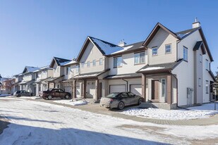 25 Everridge Gdns SW in Calgary, AB - Building Photo