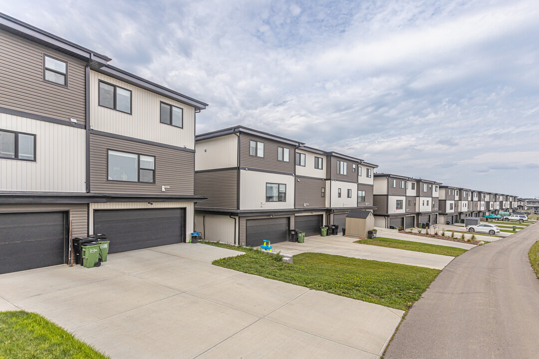 Landmark Townhomes at Creekwood Chappelle in Edmonton, AB - Building Photo