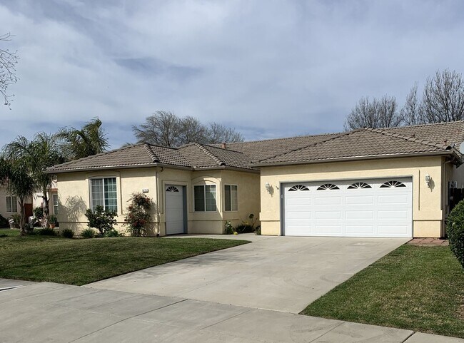 1075 Golf Ave in Lemoore, CA - Building Photo - Building Photo