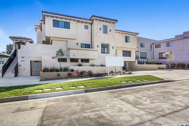 2218 Montrose Ave, Unit #G in Montrose, CA - Building Photo