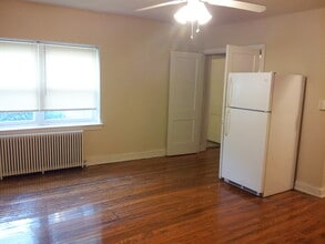 220 Allison St NW in Washington, DC - Foto de edificio - Building Photo