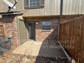 4004 W Pioneer Dr in Irving, TX - Foto de edificio - Building Photo