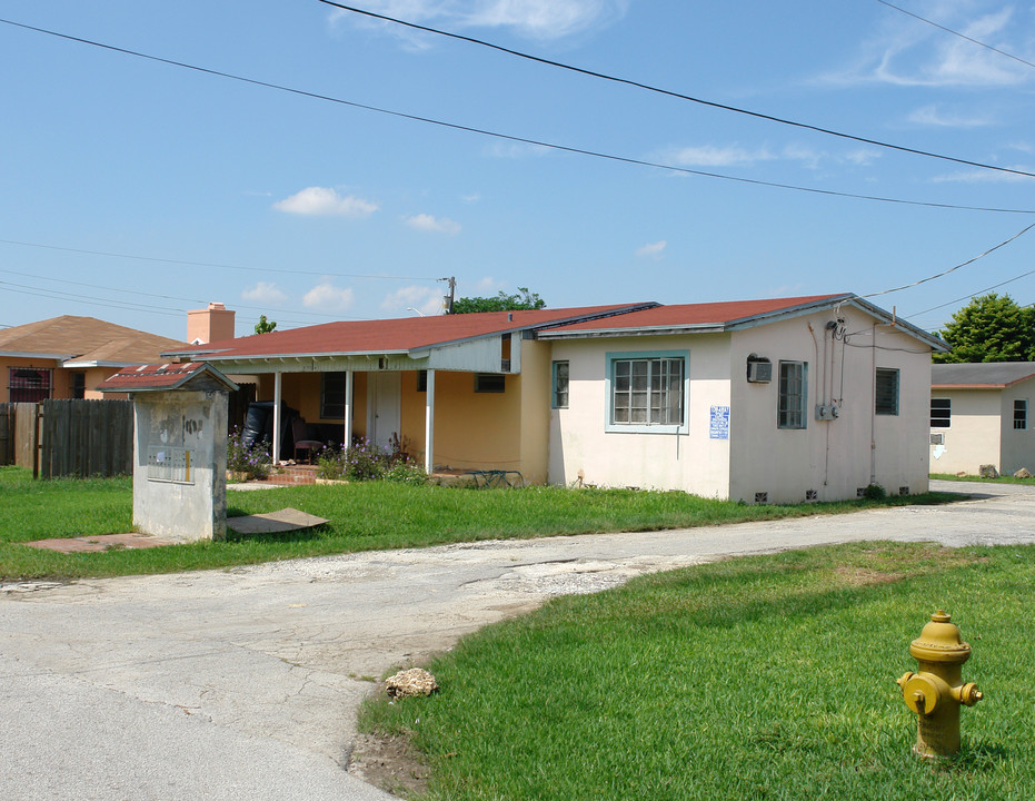 577 NW 90th St in Miami, FL - Foto de edificio