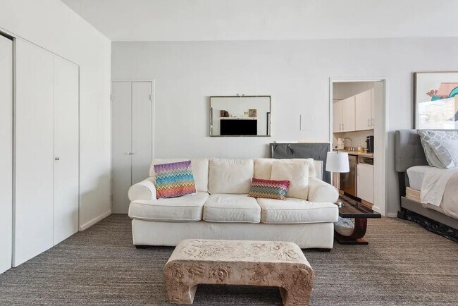 301 E 69th St in New York, NY - Foto de edificio - Building Photo