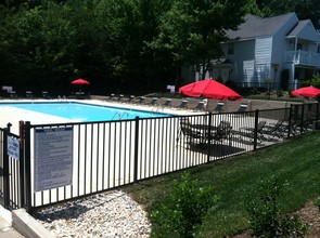 Laurel Bluff Apartments and Townhomes in High Point, NC - Foto de edificio - Building Photo