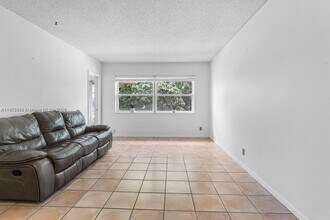 5011 W Oakland Park Blvd in Lauderdale Lakes, FL - Building Photo - Building Photo