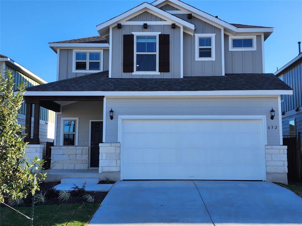 652 Pickrell Lp in Liberty Hill, TX - Building Photo