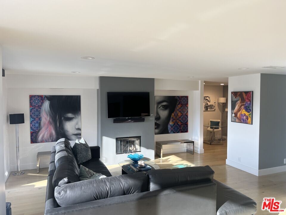 723 Palisades Beach Rd in Santa Monica, CA - Building Photo