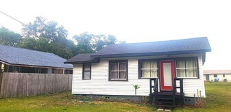 1330 Pine St in Altamonte Springs, FL - Building Photo