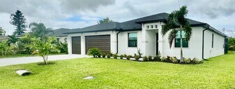 1013 NE 10th St in Cape Coral, FL - Building Photo