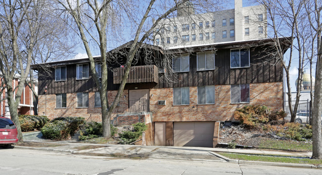 3030 W Michigan St in Milwaukee, WI - Foto de edificio - Building Photo