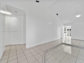 14372 SW 90th Ter in Miami, FL - Foto de edificio - Building Photo