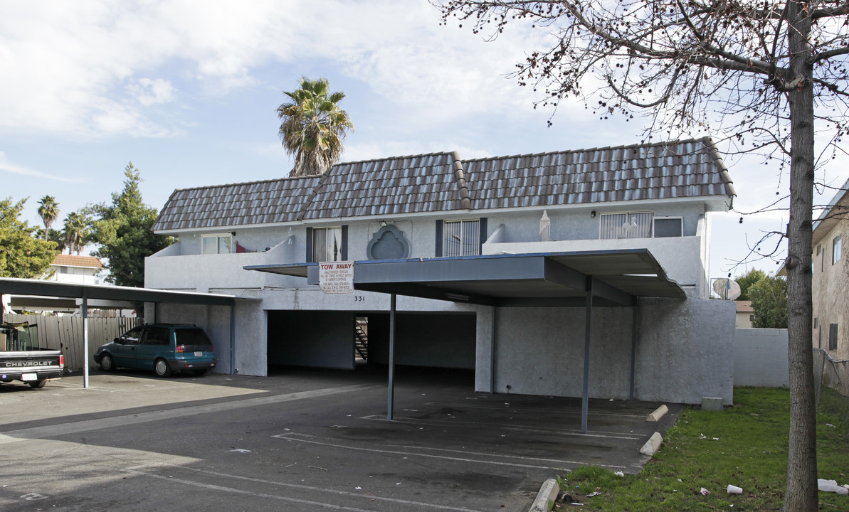 331 E Washington Ave in Escondido, CA - Building Photo