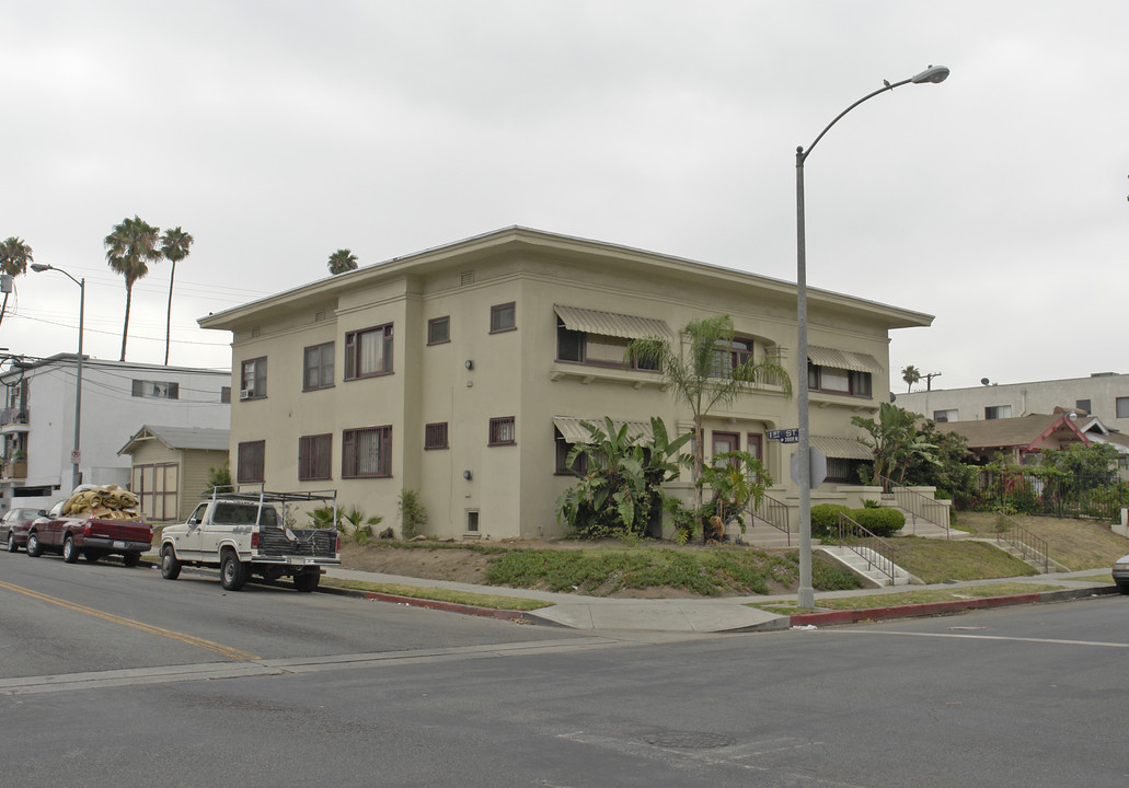 100 S Mariposa Ave in Los Angeles, CA - Building Photo