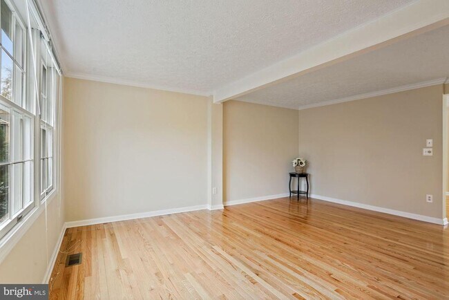 2051 Gervais Dr in Falls Church, VA - Building Photo - Building Photo