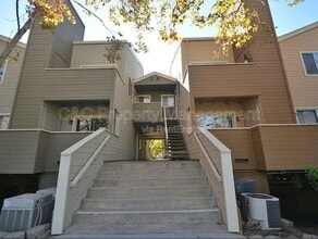 1019 Dornajo Way in Sacramento, CA - Foto de edificio - Building Photo
