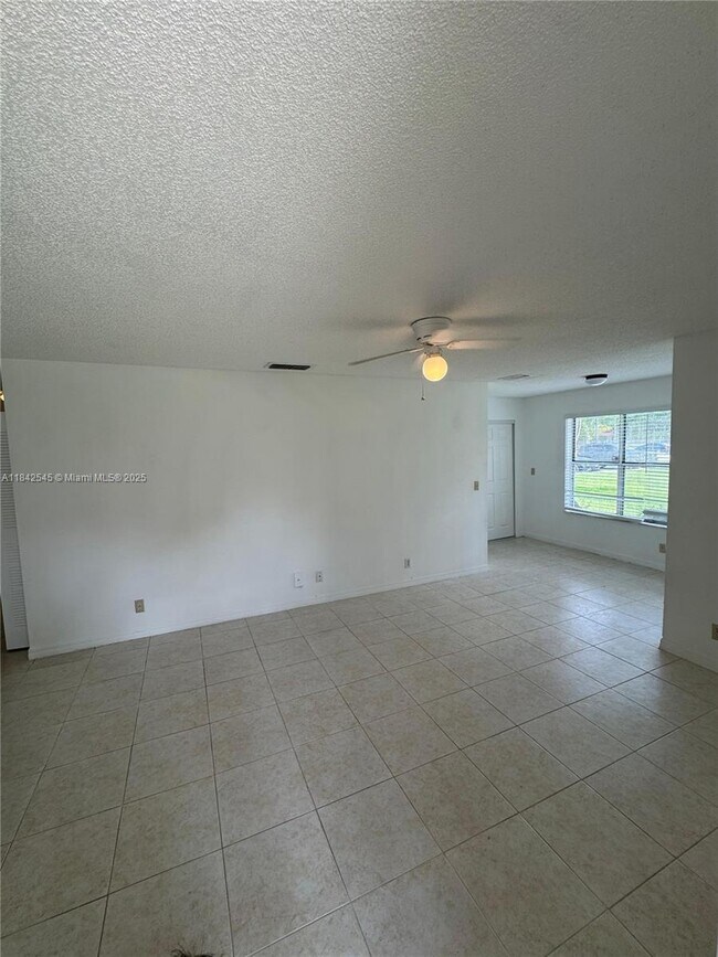 3400 Pinewalk Dr N in Margate, FL - Building Photo - Building Photo