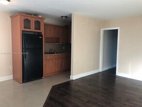 1860 Venice Park Dr in North Miami, FL - Building Photo - Building Photo