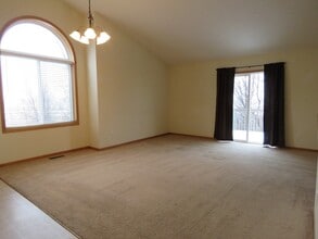 10912 177th Ct NW in Elk River, MN - Foto de edificio - Building Photo