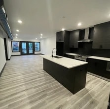 12 Montvale Ave in Woburn, MA - Foto de edificio - Building Photo