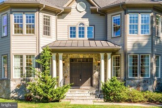 829 Golden Arrow St in Great Falls, VA - Foto de edificio - Building Photo